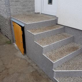 Nové schody s úložným prostorem