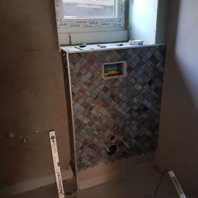 Pokládka mozaiky za zavešené wc